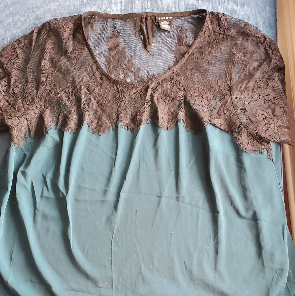 Torrid green S/L top with lace detail